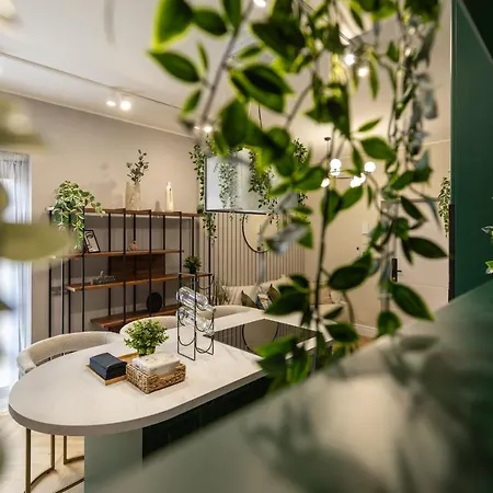 Old Town Emerald - Chic 1br With Balcony Appartement