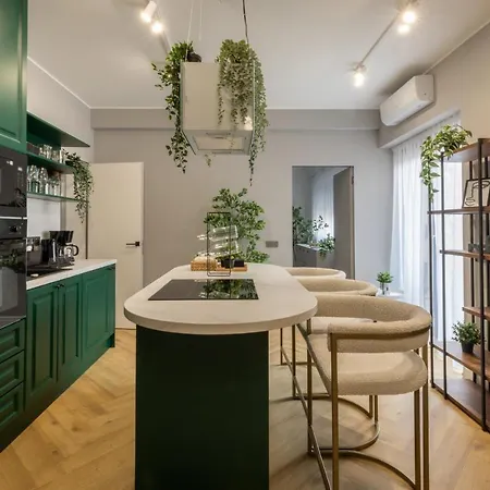 Апартаменти Old Town Emerald - Chic 1br With Balcony Бухарест