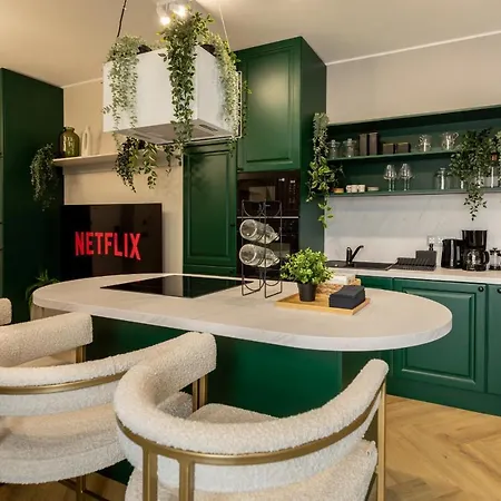 Апартаменти Old Town Emerald - Chic 1br With Balcony Бухарест