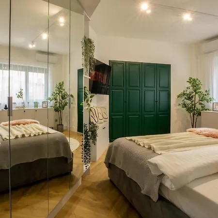 Apartment Old Town Emerald - Chic 1br With Balcony *