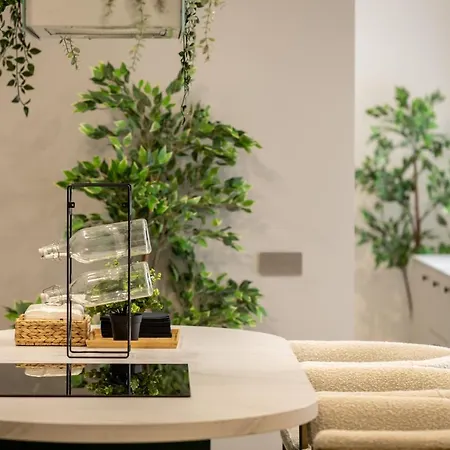 Апартаменти Old Town Emerald - Chic 1br With Balcony