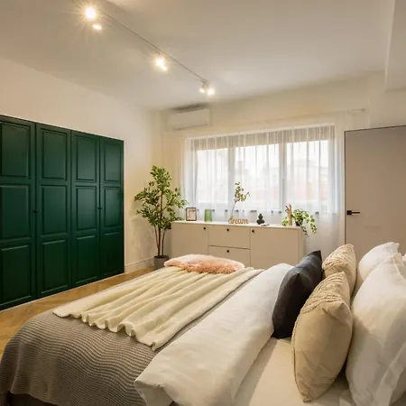 Old Town Emerald - Chic 1br With Balcony Апартаменти