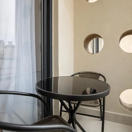Apartment Old Town Emerald - Chic 1br With Balcony