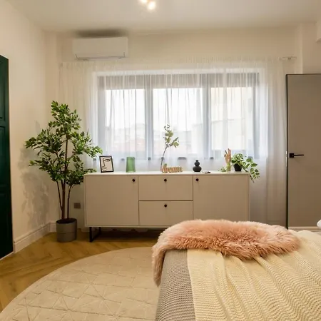 Old Town Emerald - Chic 1br With Balcony