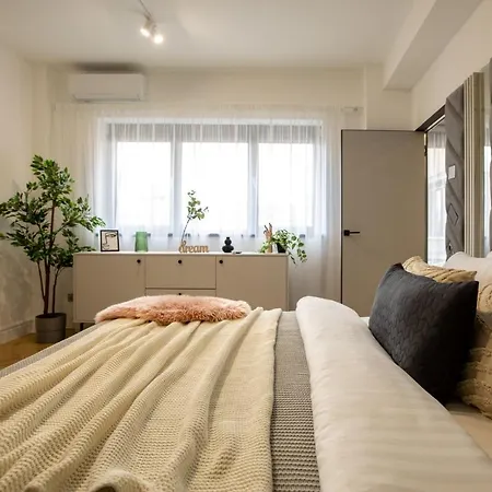 Апартаменти Old Town Emerald - Chic 1br With Balcony Бухарест